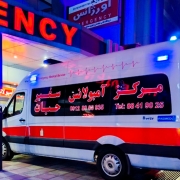 ورود آمبولانس به بیمارستان – تصویر مرتبط با لیست بیمارستان‌های شمال، شرق، غرب و جنوب تهران