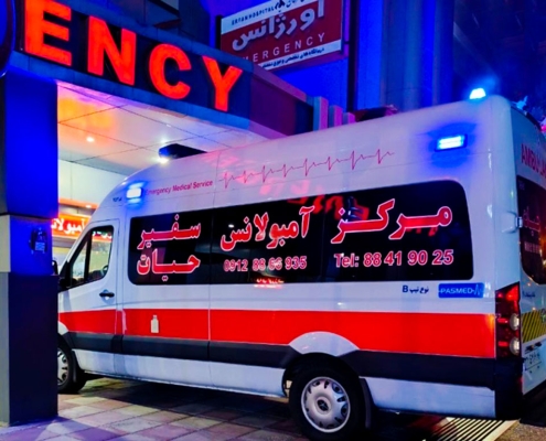 ورود آمبولانس به بیمارستان – تصویر مرتبط با لیست بیمارستانهای شمال، شرق، غرب و جنوب تهران