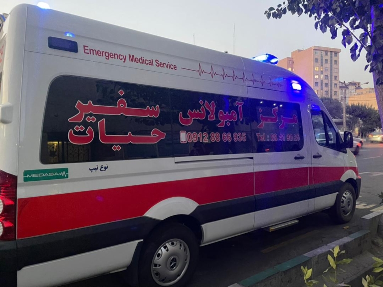 آمبولانس خصوصی در حال انتقال بیمار از بیمارستان به منزل