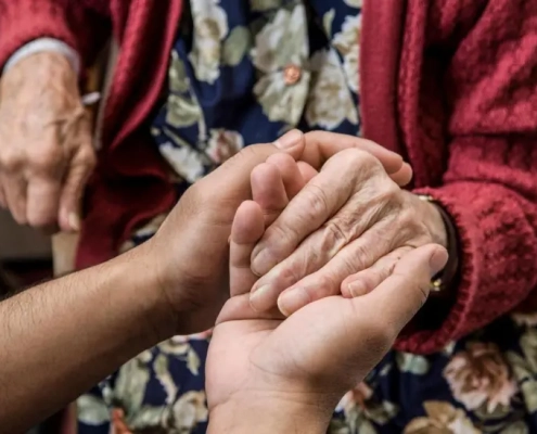 انتقال سالمندان و افراد کم توان با سفیر حیات